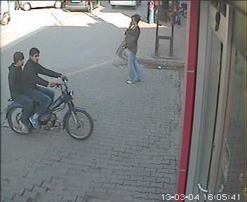 Sokak eylemindeki taşlar artık kuyumcu camı kırıyor