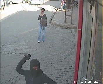 Sokak eylemindeki taşlar artık kuyumcu camı kırıyor