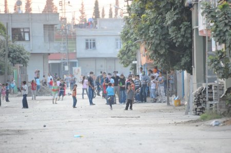 Sokak eylemindeki taşlar artık kuyumcu camı kırıyor