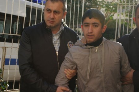 Sokak eylemindeki taşlar artık kuyumcu camı kırıyor