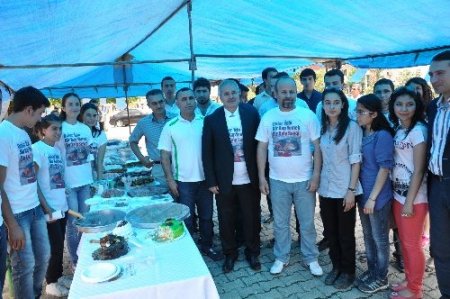 Sokak hayvanları için kermes düzenlediler