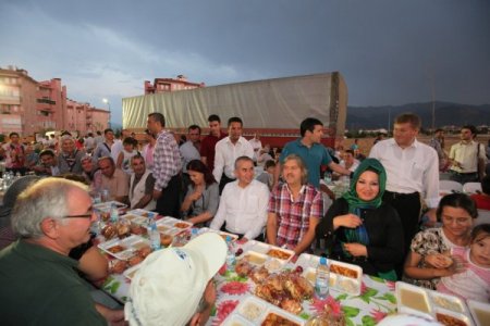 Sokak İftarının Konukları İkbal Gürpınar Ve Erkan Mutlu Oldu