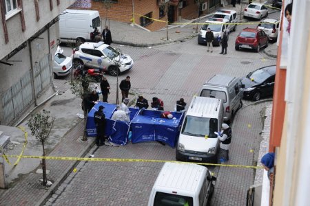 Sokak ortasında öldürülen anne kızın cenazeleri Adli Tıp’a götürüldü