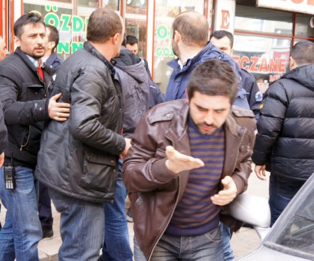 Sokak ortasında yumruklar konuştu, sivil polis arada kaldı