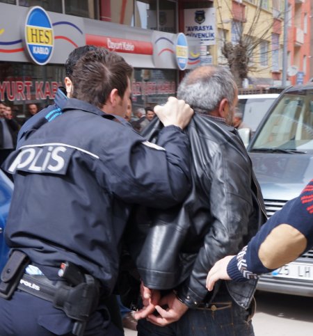 Sokak ortasında yumruklar konuştu, sivil polis arada kaldı