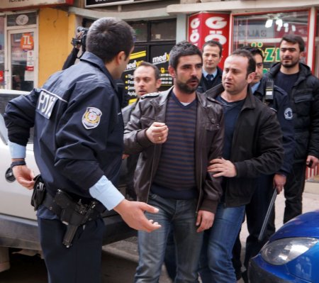 Sokak ortasında yumruklar konuştu, sivil polis arada kaldı