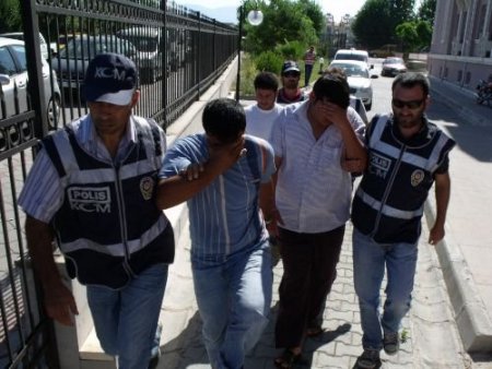 Sokak Satıcılarına Yönelik Operasyonda 3 Kişi Yakalandı