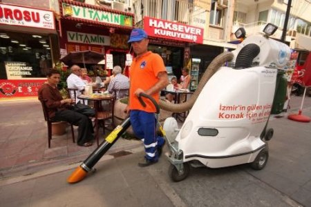 Sokaklar Vakumlu Süpürgeyle Temizleniyor