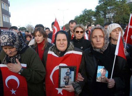 Sokaklara Dökülen Şehit Aileleri, Teröre Lanet Yağdırdı