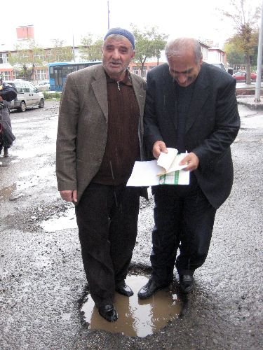 Sokaklarına Asfalt Dökmeyen Belediye Başkanını Mektupla Başbakan'a Şikayet Ettiler