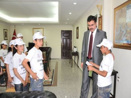 Sokakta Çalışan Çocuklar Vali Turhan'ı Ziyaret Etti