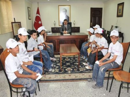 Sokakta Çalışan Çocuklar Vali Turhan'ı Ziyaret Etti