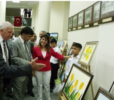 Sokakta Çalışan Çocukların Sanat Eserleri Sergileniyor