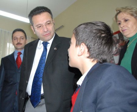 Sokakta Yaşayan Ve Çalışan Çocuklar Web Tasarımı Kursu Görüyor