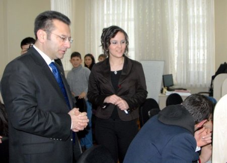 Sokakta Yaşayan Ve Çalışan Çocuklar Web Tasarımı Kursu Görüyor
