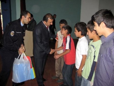 Sokaktan Kurtarılıp Yaz Kampına Alınan 180 Çocuğa Hediye Dağıtıldı