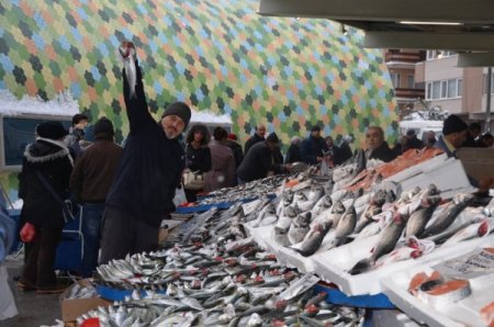Sokaktan taşınan pazar, modern mekanında kapılarını açtı