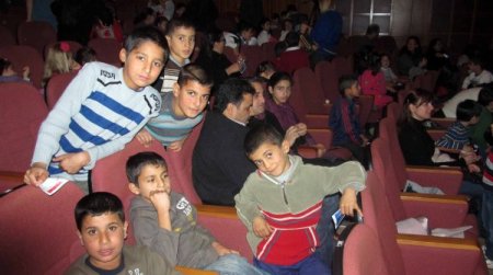 Sokaktan toplanan çocuklar sanata yönlendiriliyor