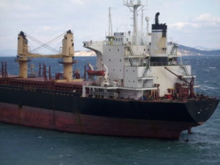 Söküme Giden Yunan Gemisi Yeni Foça'da Karaya Oturdu