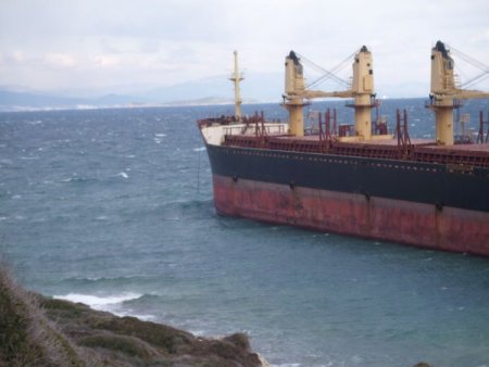 Söküme Giden Yunan Gemisi Yeni Foça'da Karaya Oturdu