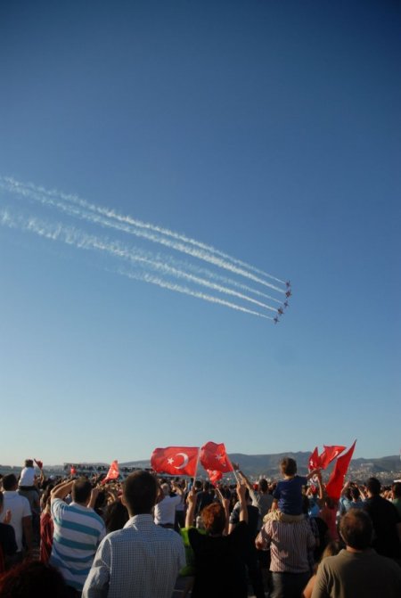Solo Türk ve Türk Yıldızları'nın gösterisi nefesleri kesti