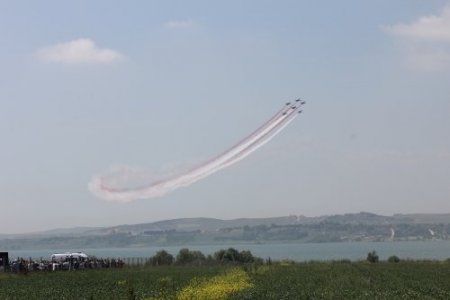 Solotürk ve Türk Yıldızları’nın uçuş gösterisi nefes kesti