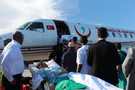 Somali’de yaralanan Kızılay görevlileri, ambulans uçakla Türkiye’ye gönderildi