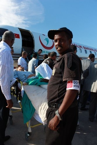 Somali’de yaralanan Kızılay görevlileri, ambulans uçakla Türkiye’ye gönderildi