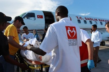 Somali’de yaralanan Kızılay görevlileri, ambulans uçakla Türkiye’ye gönderildi