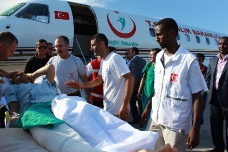 Somali’de yaralanan Kızılay görevlileri, ambulans uçakla Türkiye’ye gönderildi