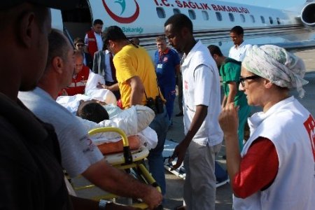 Somali’de yaralanan Kızılay görevlileri, ambulans uçakla Türkiye’ye gönderildi