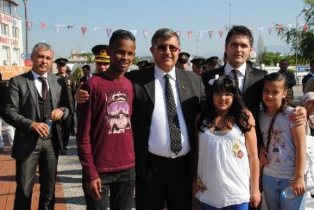 Somalili Abdullah hayalindeki çocuk bayramını Manavgat'ta gördü