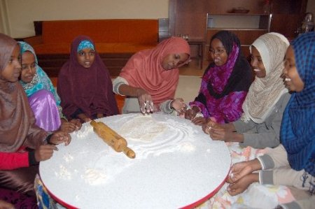 Somalili Kız Öğrencilerden Mantı Dersi