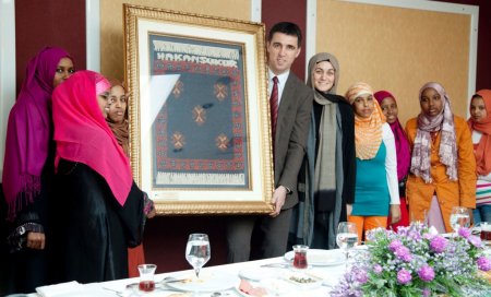 Somalili kızlar, Hakan Şükür'e teşekkür için halı dokudu