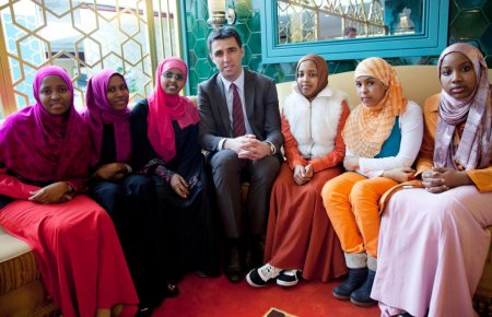 Somalili kızlar, Hakan Şükür'e teşekkür için halı dokudu