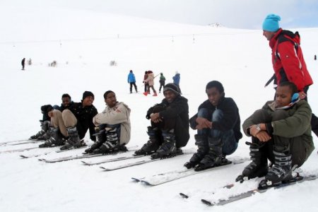 Somalili öğrenciler ilk defa gördükleri karda kayak öğreniyor