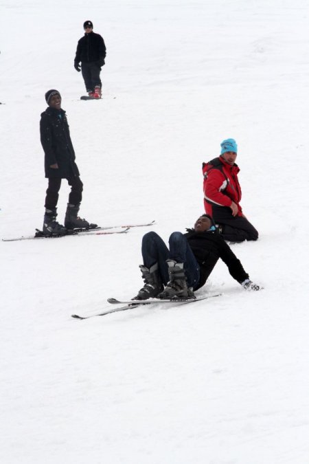 Somalili öğrenciler ilk defa gördükleri karda kayak öğreniyor