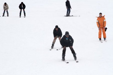 Somalili öğrenciler ilk defa gördükleri karda kayak öğreniyor
