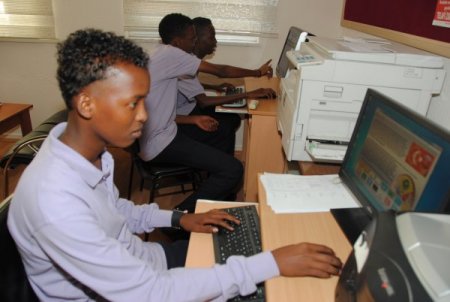 Somalili öğrenciler üniversiteyi bitirmeden ülkelerine dönmek istemiyor