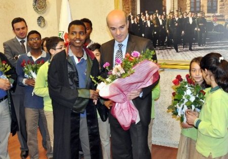 Somalili öğrencilerden avukatlara pasta ikramı