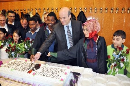 Somalili öğrencilerden avukatlara pasta ikramı