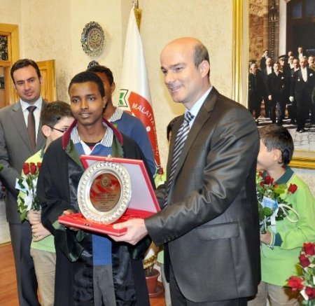 Somalili öğrencilerden avukatlara pasta ikramı