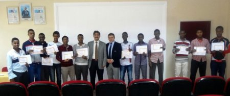 Somalili öğrencilerin karne sevinci