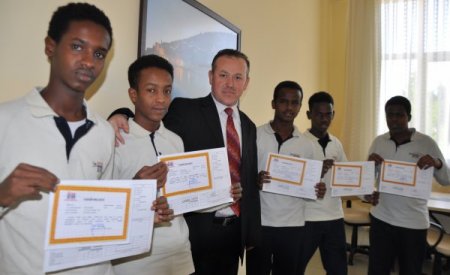 Somalili öğrencilerin karne sevinci