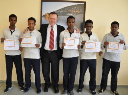 Somalili öğrencilerin karne sevinci