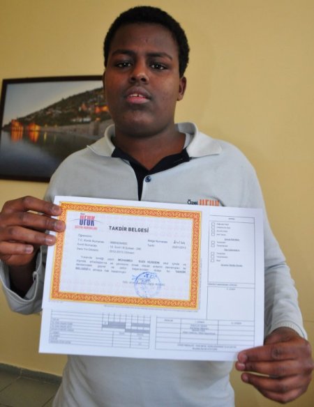 Somalili öğrencilerin karne sevinci