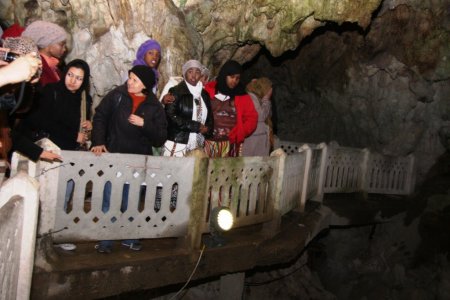 Somalili ve Afganlar İnsuyu Mağarası'nı gezdi