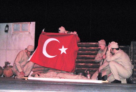 'Son Karakol Çanakkale' oyunu duygulandırdı