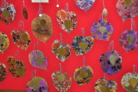 Sonbahar yaprakları ebru sanatıyla renkleniyor