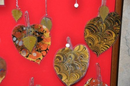 Sonbahar yaprakları ebru sanatıyla renkleniyor